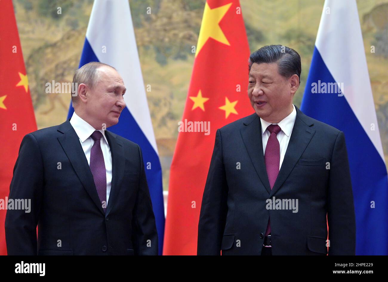 Der russische Präsident Wladimir Putin (links) trifft sich mit dem chinesischen Präsidenten Xi Jinping bei der Eröffnung der Olympischen Winterspiele 2022 in Peking. Stockfoto