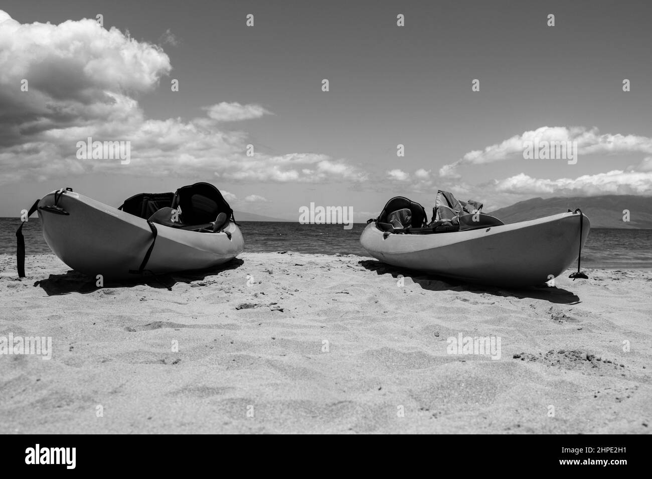 Kajak-Tourismus. Ruhige Meer Strand Hintergrund. Sommer tropischer Strand mit Sand. Meerwasser. Natürliche Meereslandschaft. Stockfoto