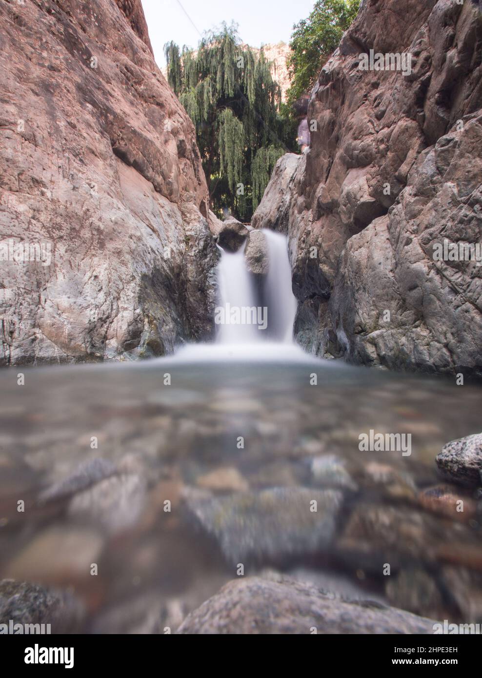 Schöne Aufnahme eines Wasserfalls im Ourika-Tal Stockfoto