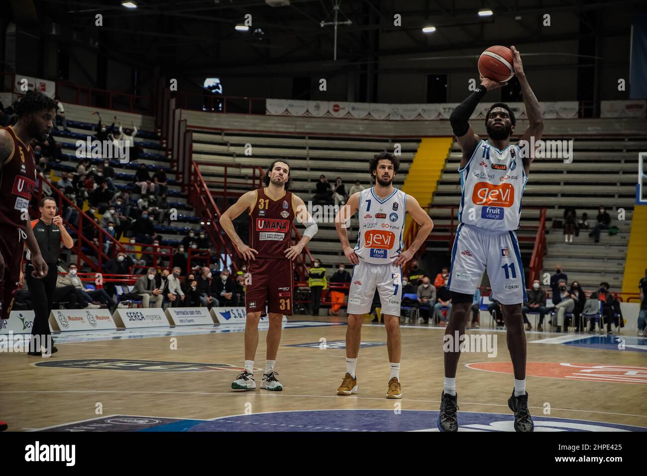 Neapel, Italien. 19th. Februar 2022. Gevi Napoli Basket verlässt die beiden Ausgangspunkte zu Umana Reyer Venezia 76 - 81. (Bild: © Giovanni Esposito/Pacific Press via ZUMA Press Wire) Stockfoto