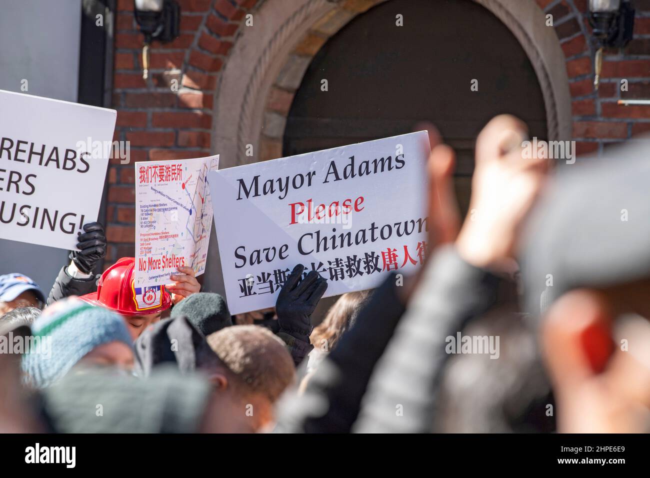 NEW YORK, NEW YORK - 20. FEBRUAR: Menschen halten bei der Lunar New Year Parade in Chinatown am 20. Februar 2022 in New York City die Schilder „Stopp das Gefängnis“ und „Save chinatown“ hoch. Die Lunar New Year Parade kehrte in diesem Jahr zurück, nachdem die Feierlichkeiten 2021 aufgrund der Coronavirus-Pandemie zurückgegangen waren. Im Oktober 2021 sagte Bürgermeister Adams, er würde die bestehenden Gefängnisse in Chinatown nicht einreißen, um Platz für ein größeres zu schaffen, aber der aktuelle Vorschlag, der von seinem Vorgänger vorgelegt wurde, soll in den kommenden Wochen geschehen. Stockfoto