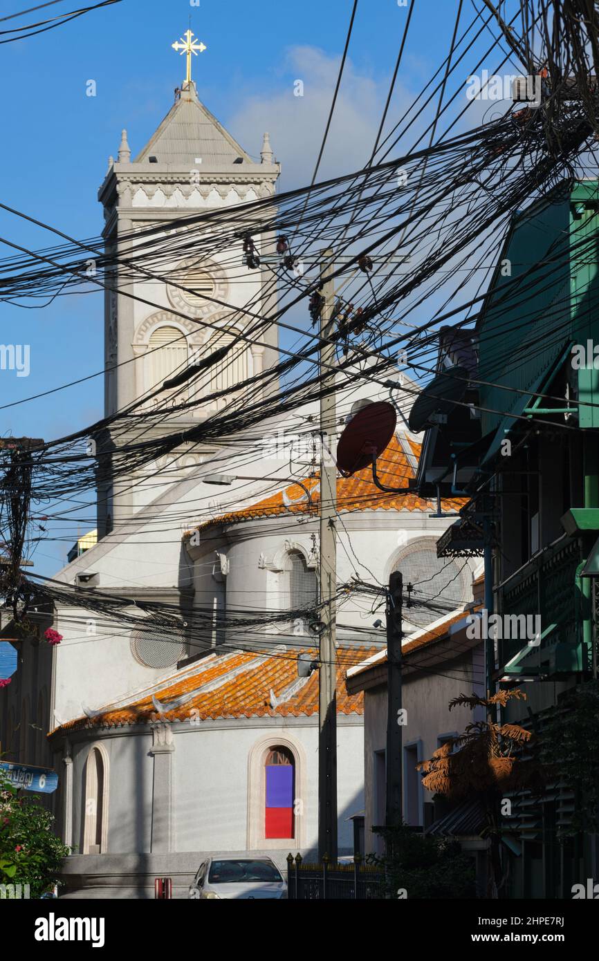 Unbefleckte Empfängniskirche in Ban Yuan, einer alten Siedlung vietnamesischer und kambodschanischer Einwanderer in Bangkok, Thailand, verdeckt durch elektrische Leitungen Stockfoto