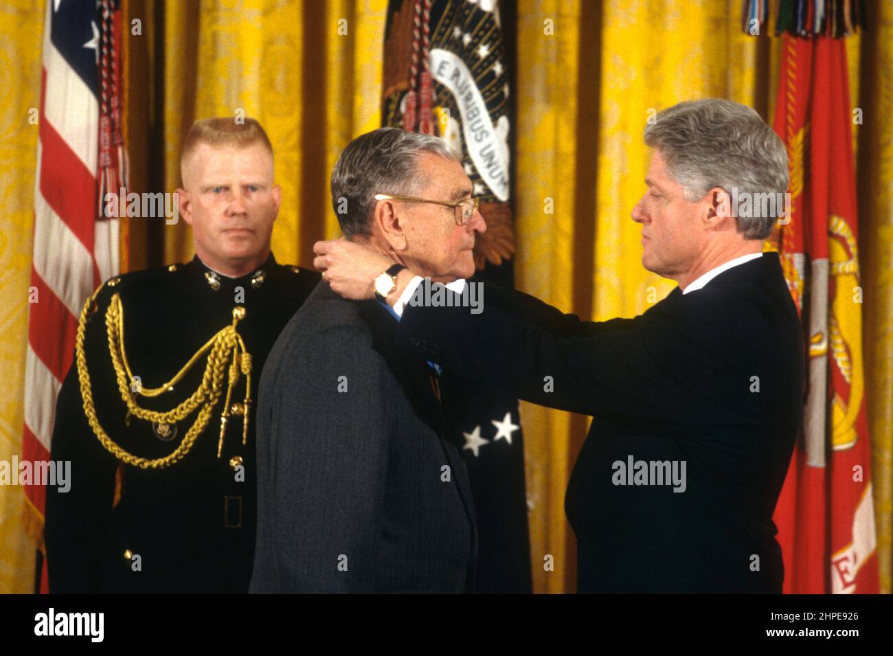 US-Präsident Bill Clinton überreicht dem pensionierten Marine-Generalmajor James L. Day, links, die Ehrenmedaille während der Zeremonie im Ostsaal des Weißen Hauses, am 20. Januar 1998 in Washington, D.C. Day erhielt die Ehrenmedaille für seine heldenhaften Taten während der Schlacht von Okinawa im Zweiten Weltkrieg Stockfoto