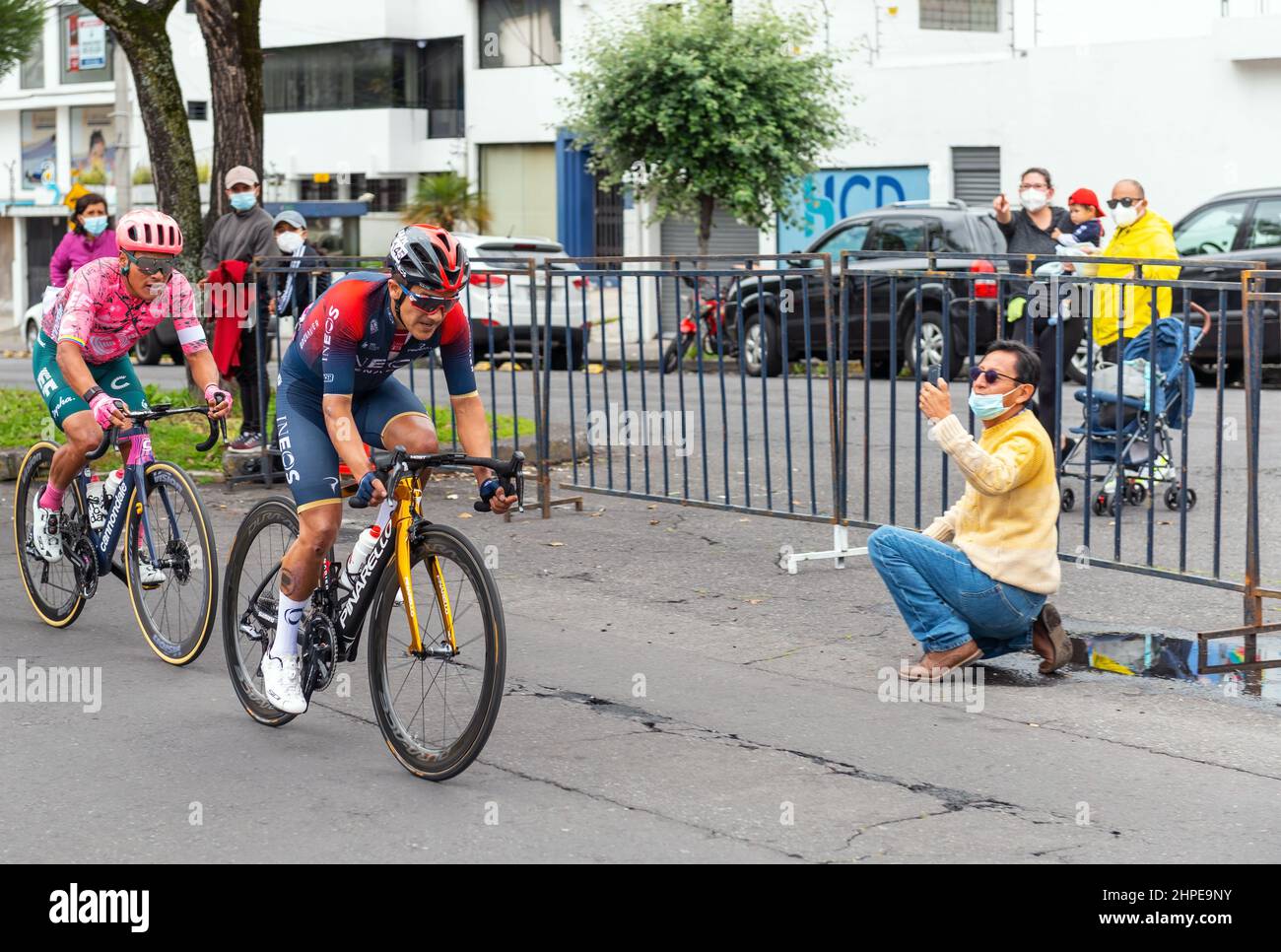 Richard Carapaz, ecuadorianischer Radfahrer und Goldmedaillengewinnerin bei den olympischen spielen in Tokio, der den zweiten Platz beim Straßenrennen der Männer in Ecuador auf dem Goldenen Rad in Quito, Ecuador, beendete. Stockfoto
