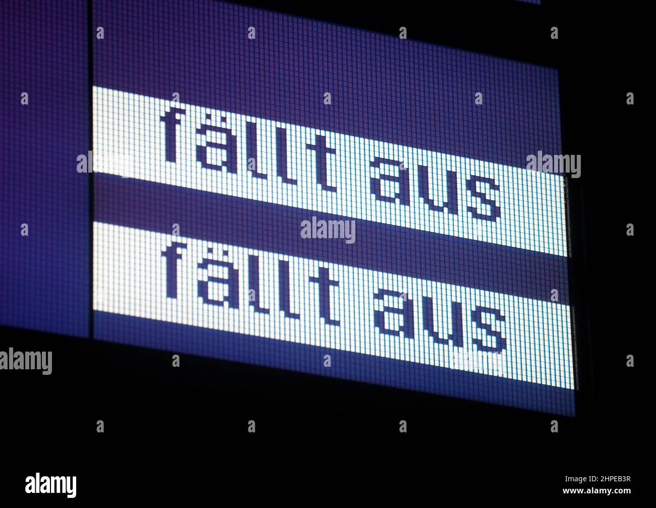 Duisburg, Deutschland. 21st. Februar 2022. „Storniert“ steht auf einer Anzeigetafel am Hauptbahnhof, auf der in der Regel die Abfahrtszeiten der Züge angezeigt werden. Nach den Stürmen 'Ylenia', dann 'Zeynep', gibt es nun Zugausfälle wegen Sturm 'Antonia'. Quelle: Roland Weihrauch/dpa/Alamy Live News Stockfoto