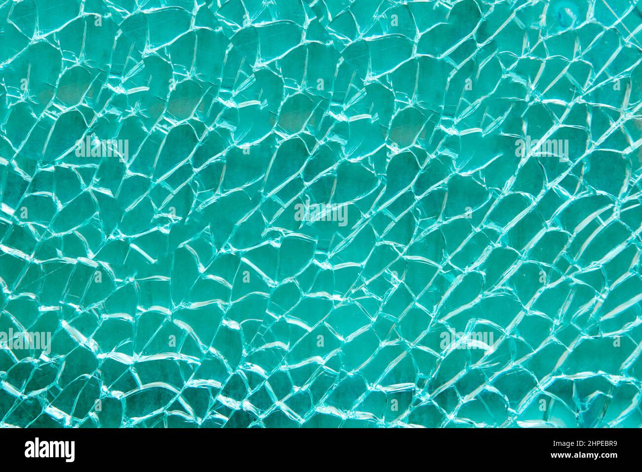 Gebrochenes blaues Glas mit Riss, abstrakte Textur Hintergrund Stockfoto