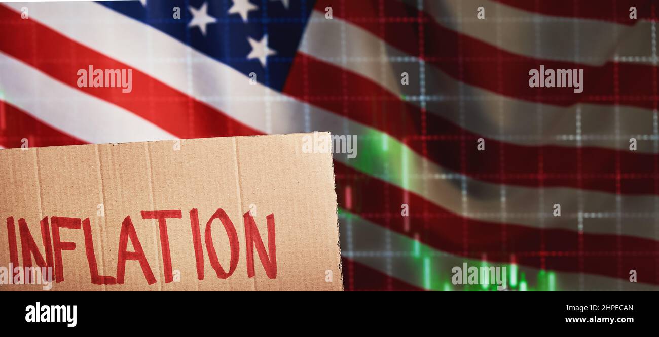 Karton mit Wort Inflation im Hintergrund mit Marktkursdiagramm und amerikanischer Flagge, Aktienmärkte fallen aufgrund der Inflation Stockfoto