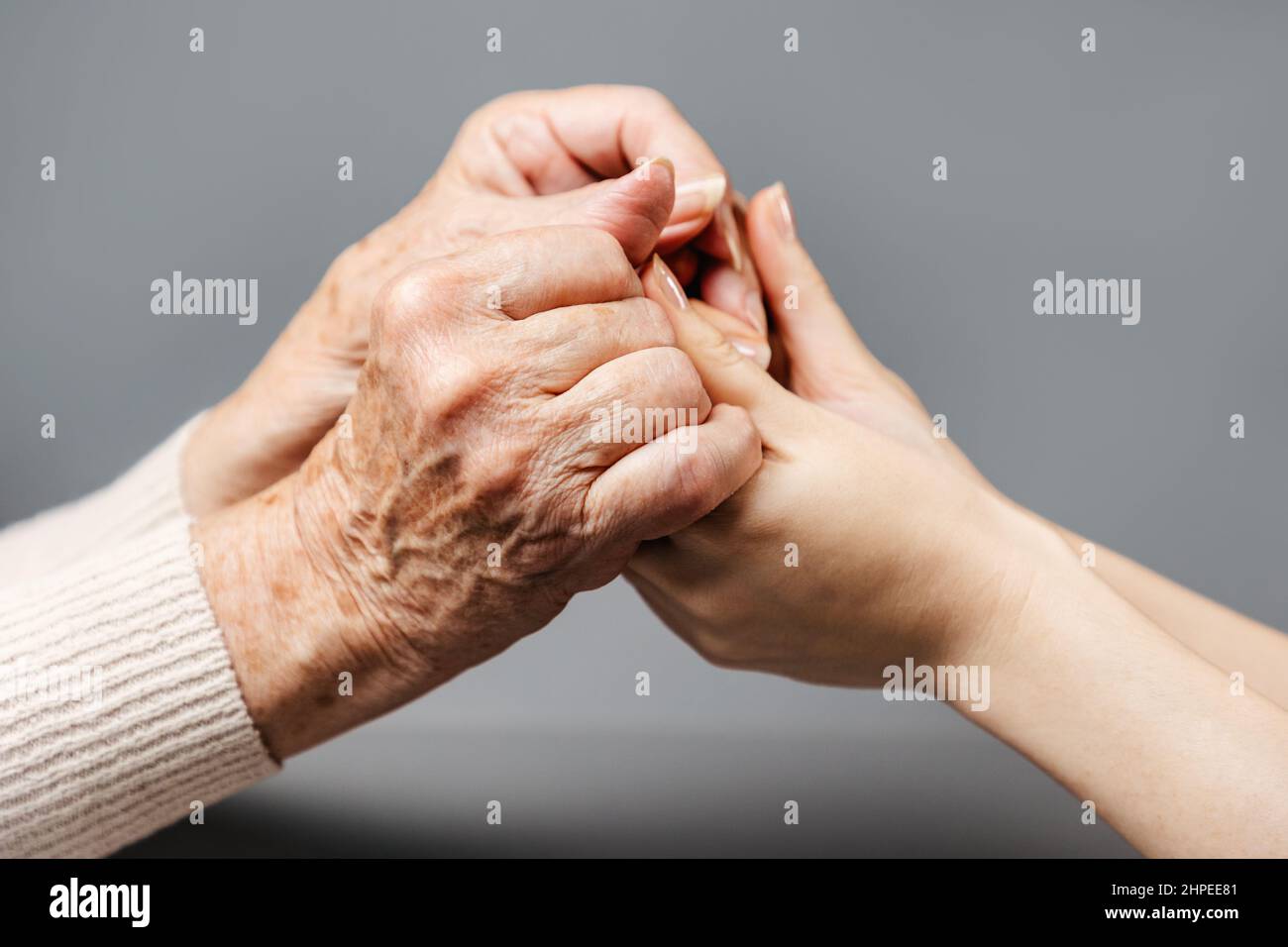 Nahaufnahme der weiblichen Hände von jungen und älteren Frauen. Das Konzept des Internationalen Tages älterer Menschen Stockfoto Nahaufnahme der weiblichen Hände von jungen und älteren Frauen. Das Konzept des Internationalen Tages älterer Menschen Stockfoto