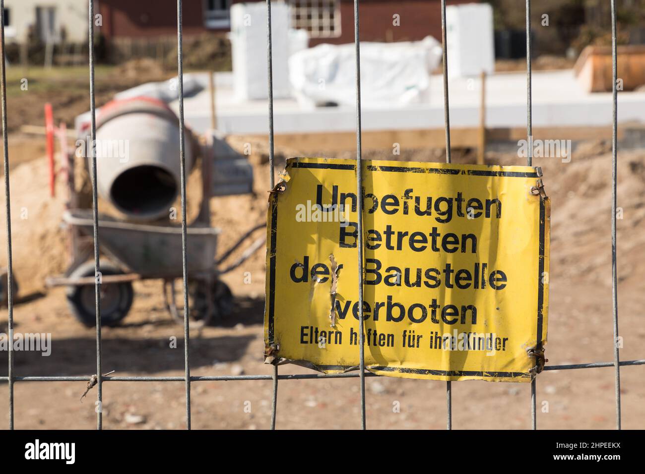 Nahaufnahme des deutschen Bauschildes Saying-unauthorized Betreten Stockfoto