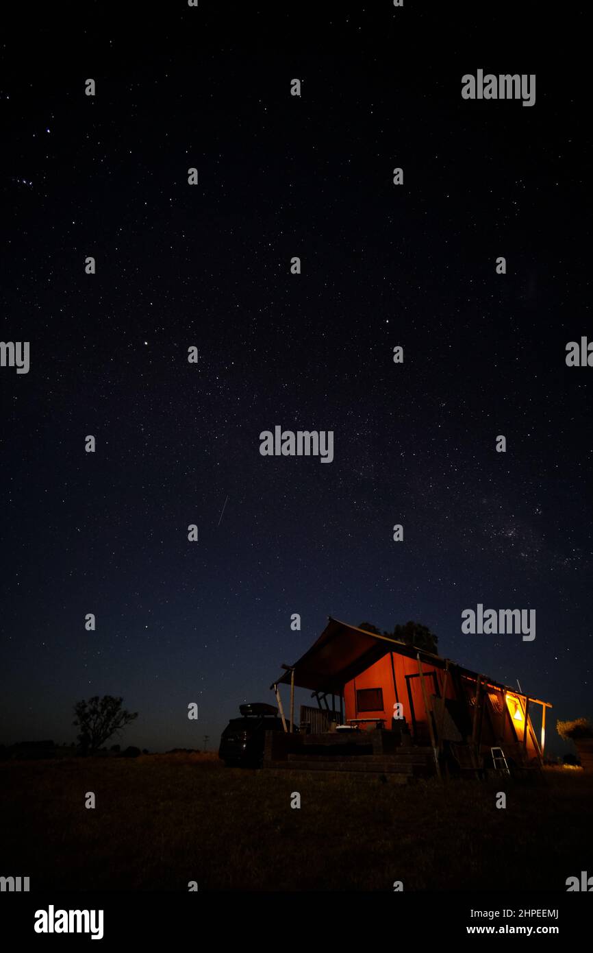 Kleines hölzernes Lagerhaus unter dem milchigen Himmel Stockfoto