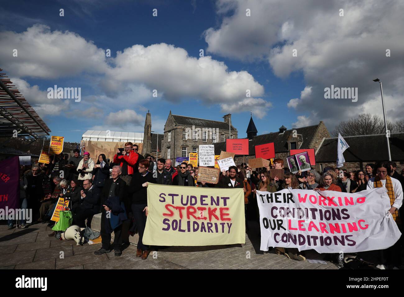 Datei-Foto vom 08/03/18 von Mitgliedern der University and College Union (UCU), die sich von Politikern und Studenten zusammengeschlossen haben, während sie während des Streiks eine Renten-Kundgebung vor dem schottischen Parlament in Edinburgh abhalten. Mitarbeiter von drei weiteren schottischen Universitäten werden ab Montag im Rahmen eines Streits über Bezahlung und Renten streiken, so dass die Gesamtzahl der betroffenen Institutionen auf 11 angesetzt wird. Ausgabedatum: Montag, 21. Februar 2022. Stockfoto