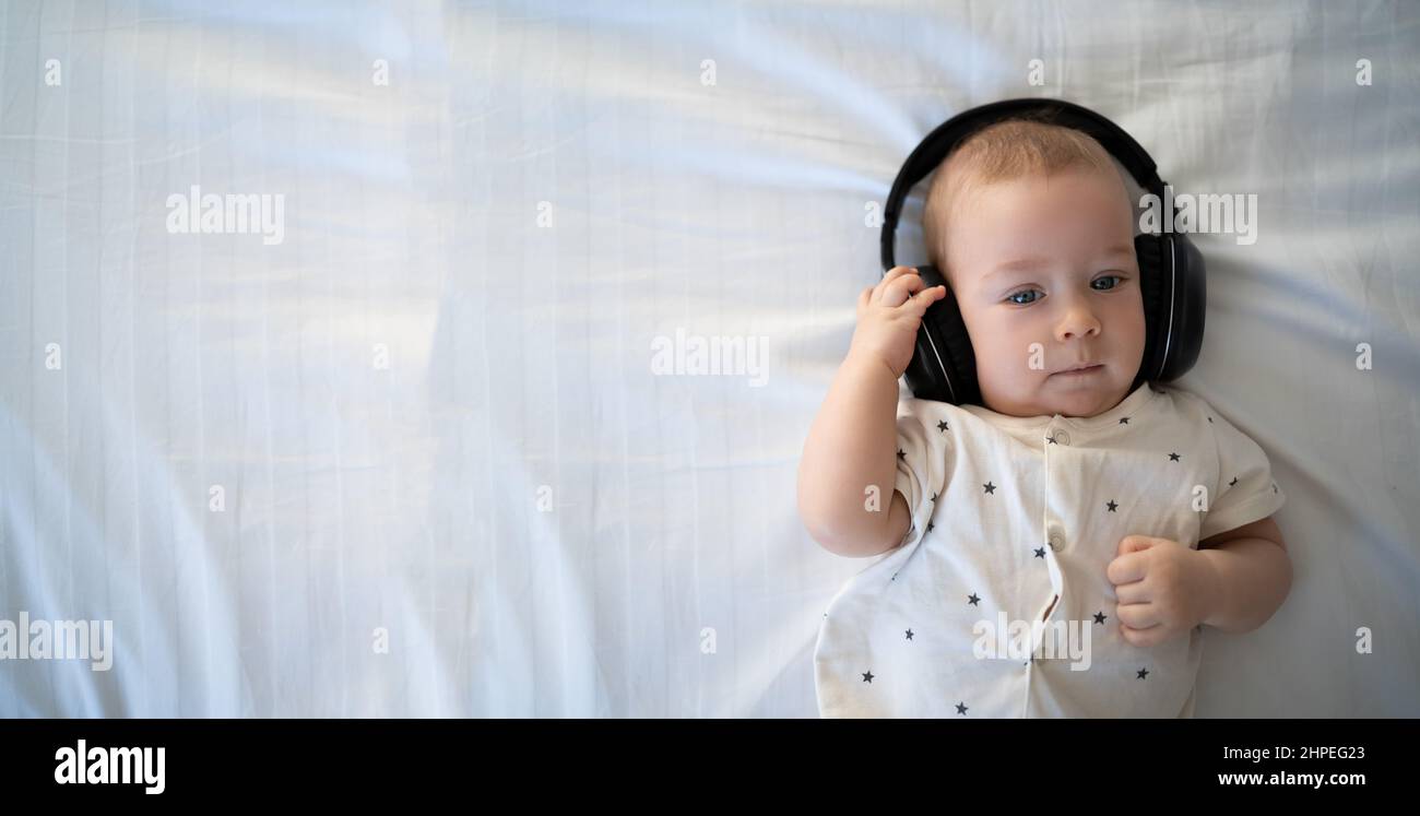 Baby, Musik Hören Stockfotos und -bilder Kaufen - Alamy