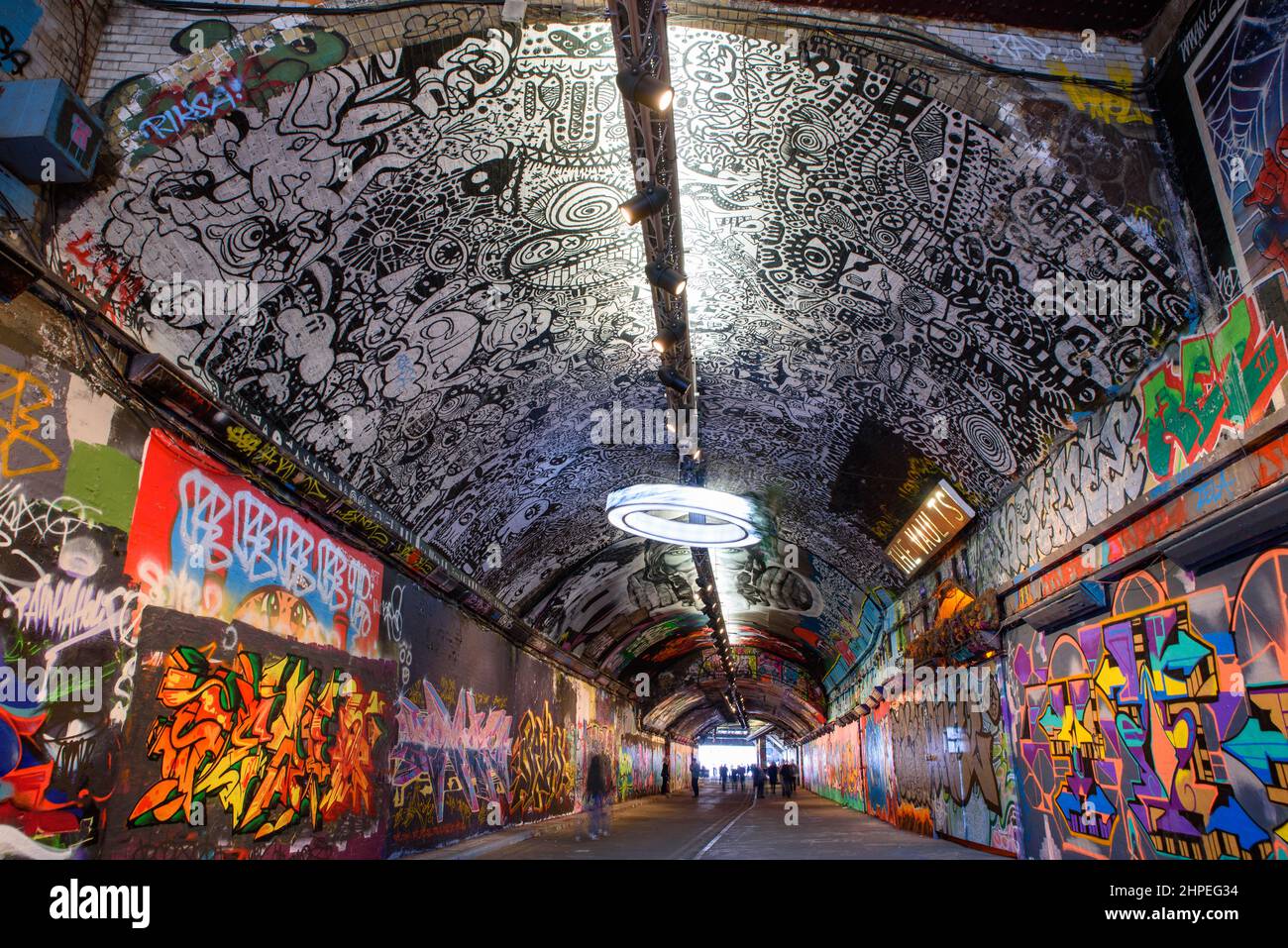 Leake Street Tunnel in London, Großbritannien, mit Graffiti verziert Stockfoto