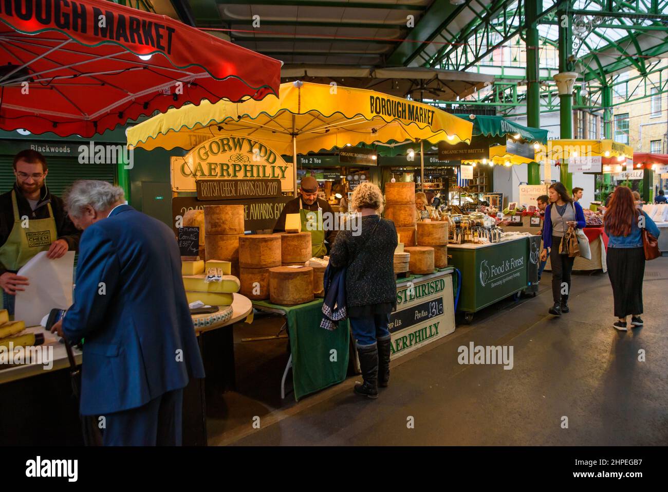 Borough Market, einer der ältesten Lebensmittelmärkte in London, England Stockfoto