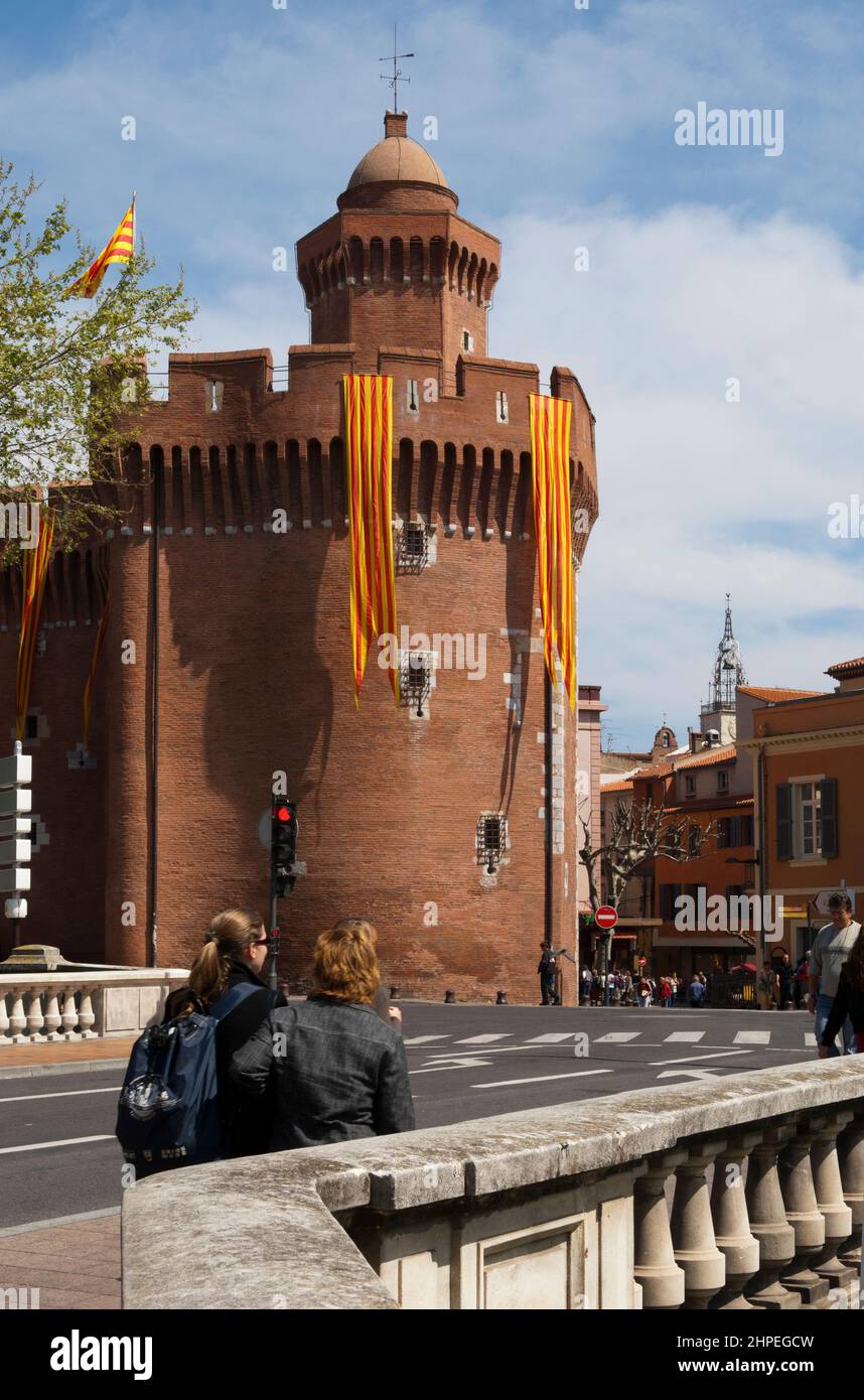 FRANKREICH Pyrenees Orientales Roussillon Catalogne, Perpignan drapeau catalan sur le canigou Stockfoto