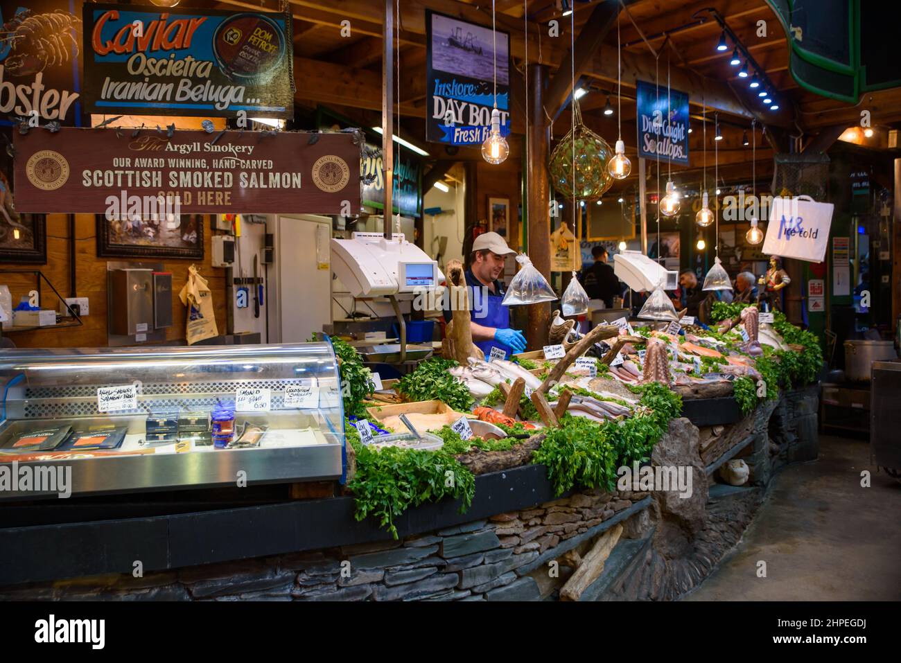 Borough Market, einer der ältesten Lebensmittelmärkte in London, England Stockfoto