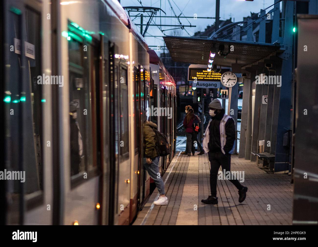 Dortmund, Deutschland. 21st. Februar 2022. Passagiere steigen an einer U-Bahn-Station am Boden in einen Zug ein. Quelle: Bernd Thissen/dpa/Alamy Live News Stockfoto