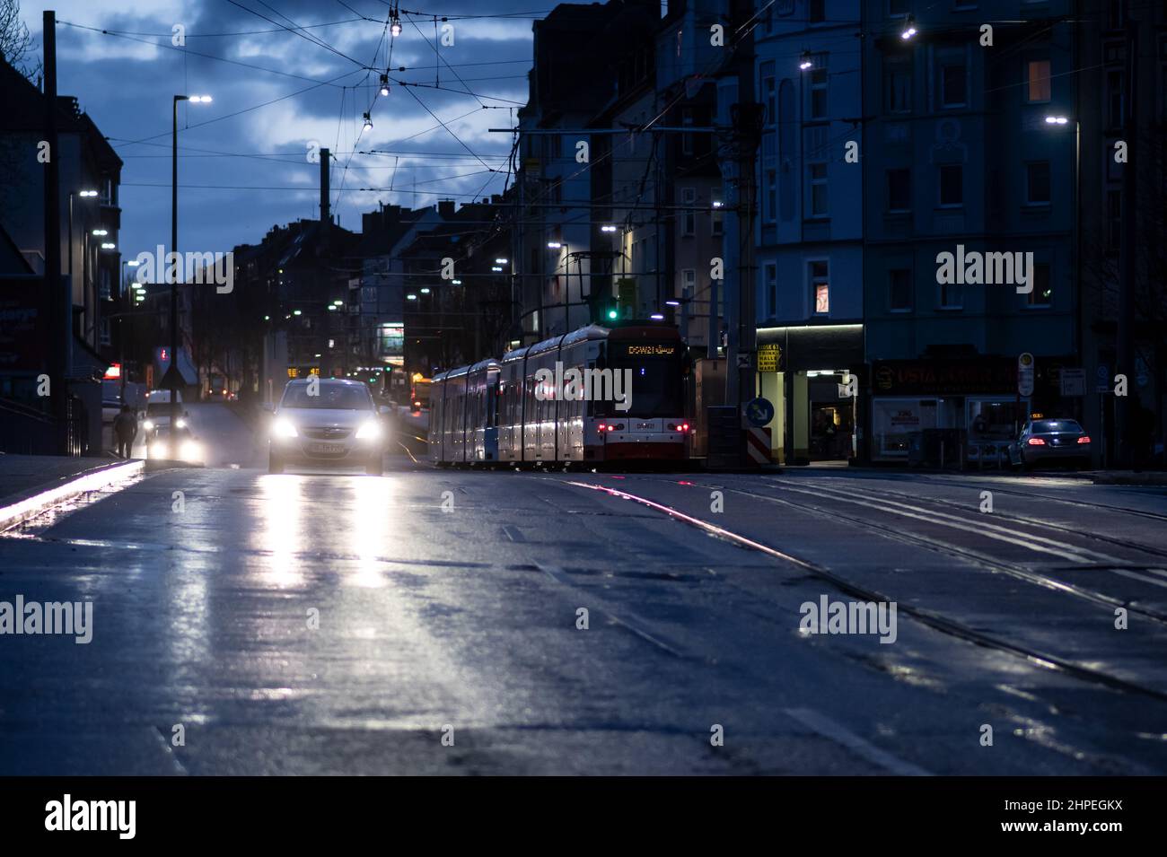 Dortmund, Deutschland. 21st. Februar 2022. Eine U-Bahn fährt im Morgengrauen auf der oberirdischen Strecke. Nach einer Nacht starken Regens klärt sich der Himmel. Quelle: Bernd Thissen/dpa/Alamy Live News Stockfoto