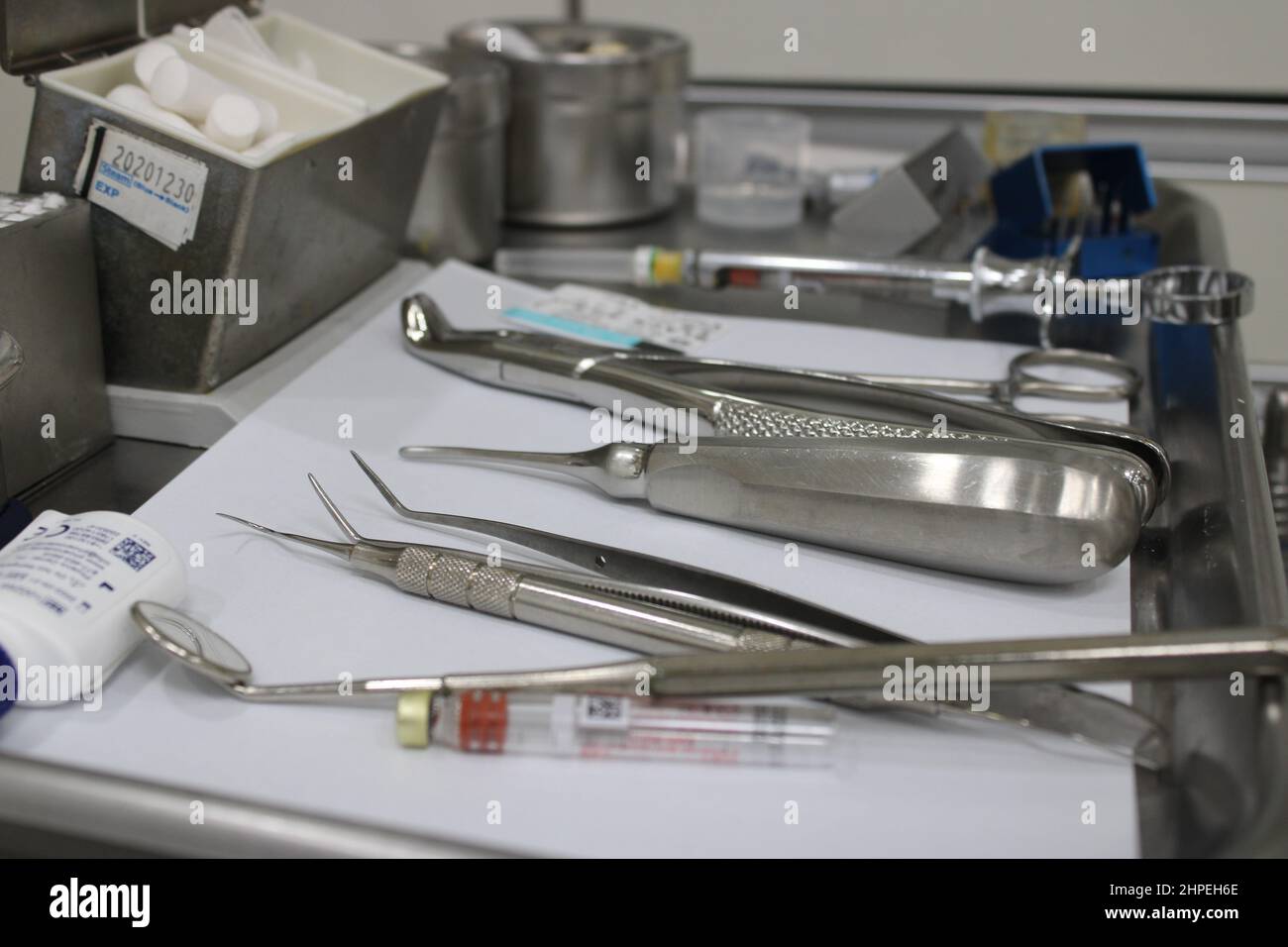 Zahnärztliche Werkzeuge für eine Weisheitszahnextraktion ausgelegt Stockfoto