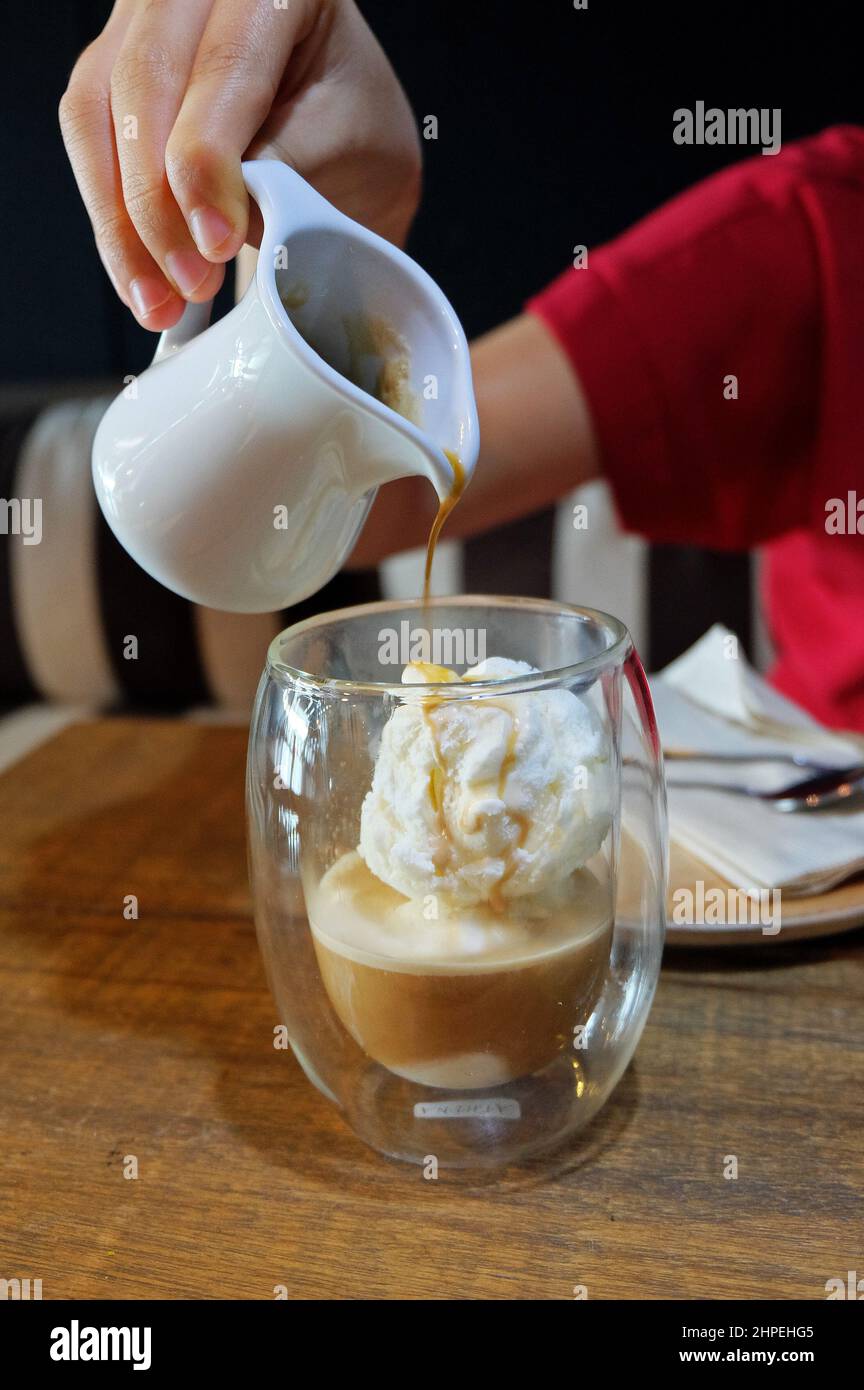 Nahaufnahme Affogato, Espresso-Kaffee-Schuss auf Vanille-Eislöffel gegossen Stockfoto