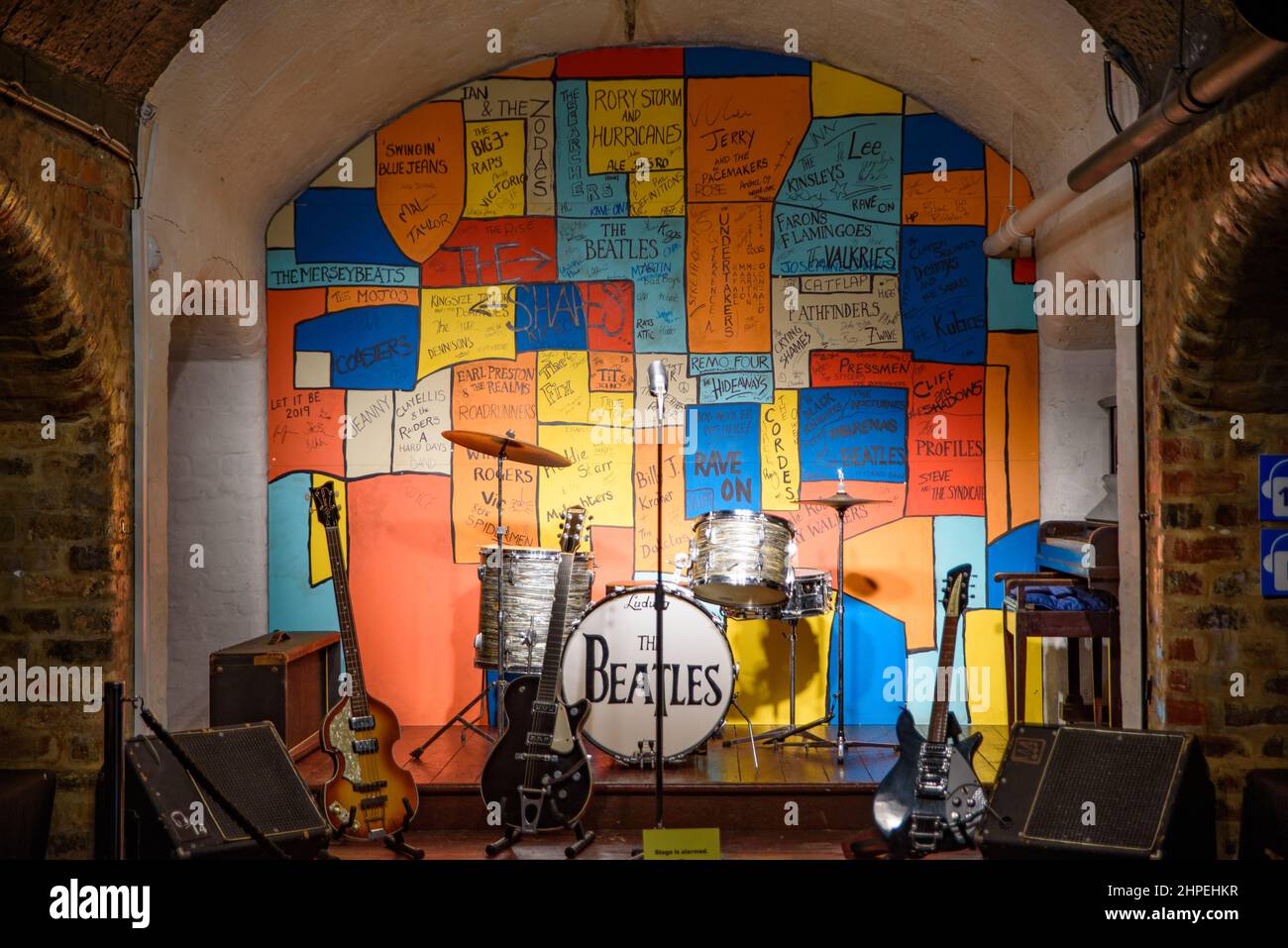 Die Ausstellung der Instrumente im Beatles Story, einem Museum in Liverpool, Großbritannien Stockfoto
