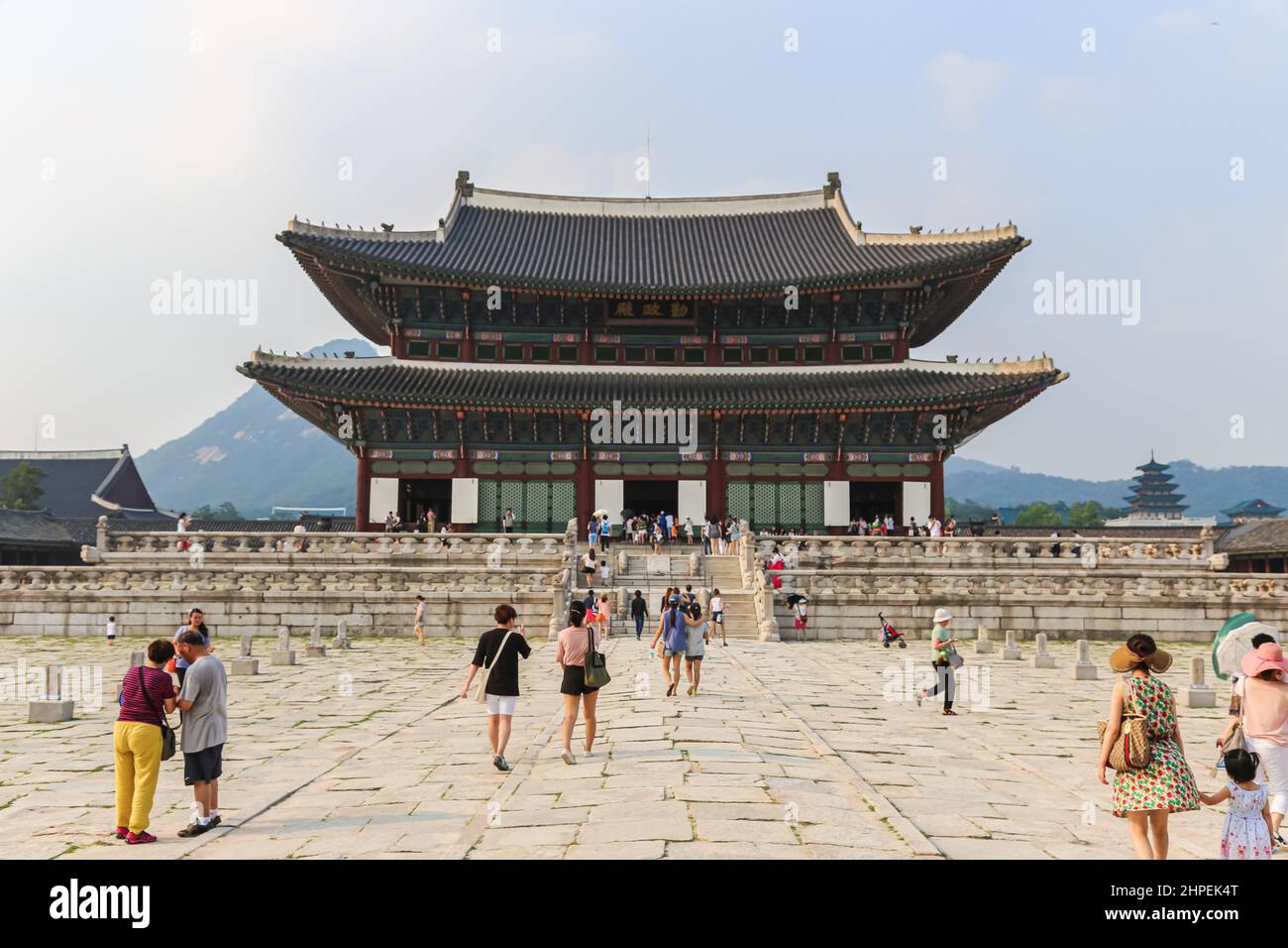 Seoul, Südkorea - 25. Juli 2020: Im Gyeongbokgung Palast. Wichtigster königlicher Palast der Joseon-Dynastie, kulturelles Erbe Südkoreas. Stockfoto