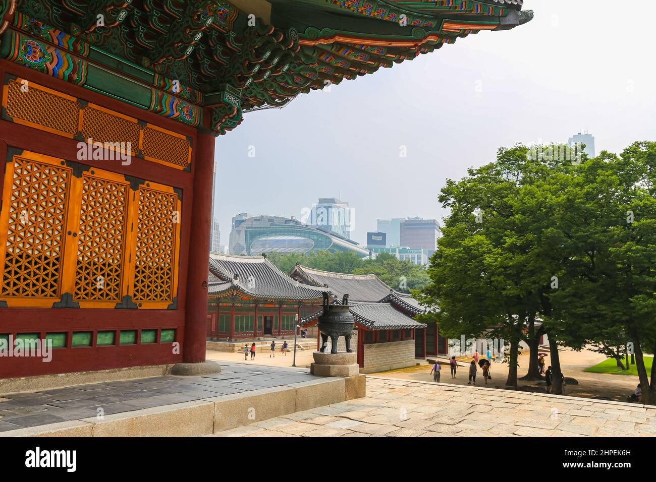 Seoul, Südkorea - 25. Juli 2020: Im Gyeongbokgung Palast. Wichtigster königlicher Palast der Joseon-Dynastie, kulturelles Erbe Südkoreas. Stockfoto