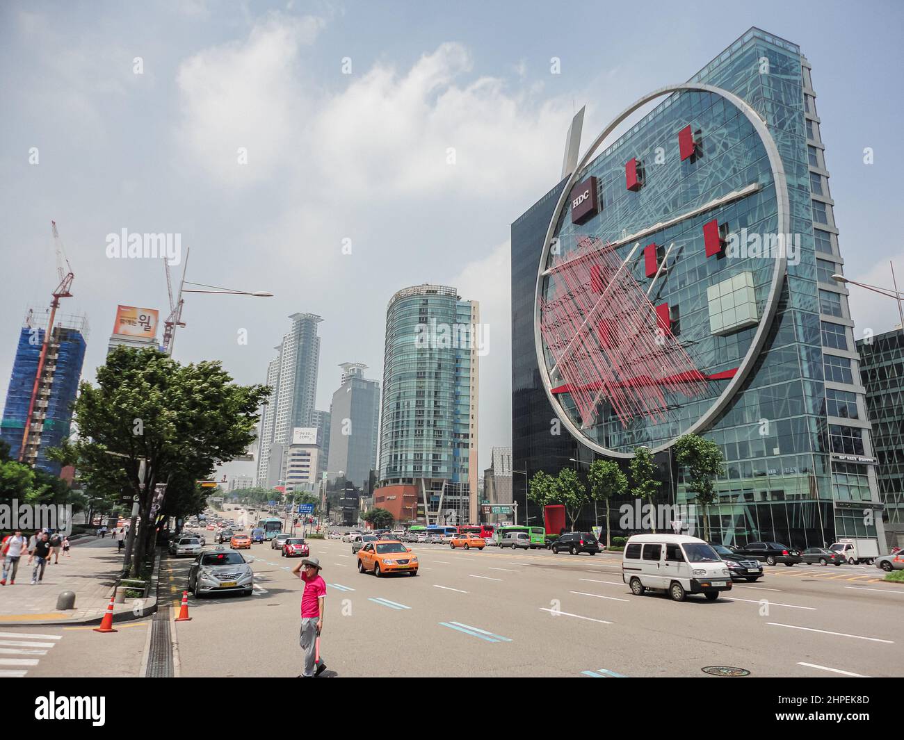 Seoul, Südkorea - 25. Juli 2021: Verkehr auf der Yeongdong-daero Straße vor dem Tangent-Gebäude im Gangnam-Bezirk. Eines von Seouls bol Stockfoto