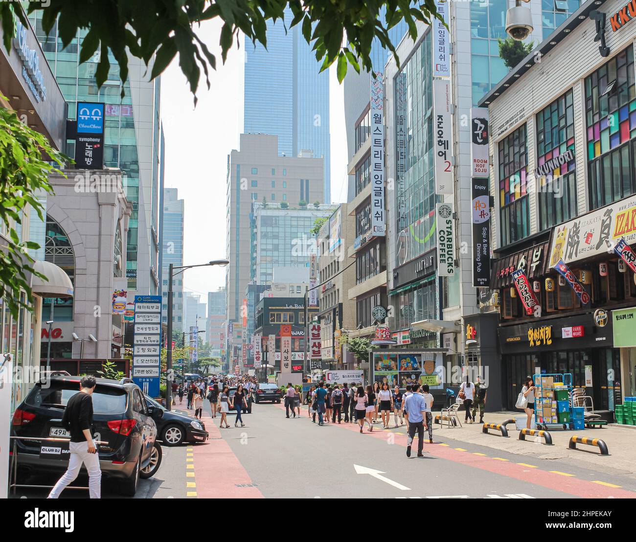 Seoul, Südkorea - 25. Juli 2021: Stadtbild der koreanischen Hauptstadt. Blick auf die Straße der asiatischen Metropole. Blick auf die Stadt oder die Straße Seoul. Kol Stockfoto
