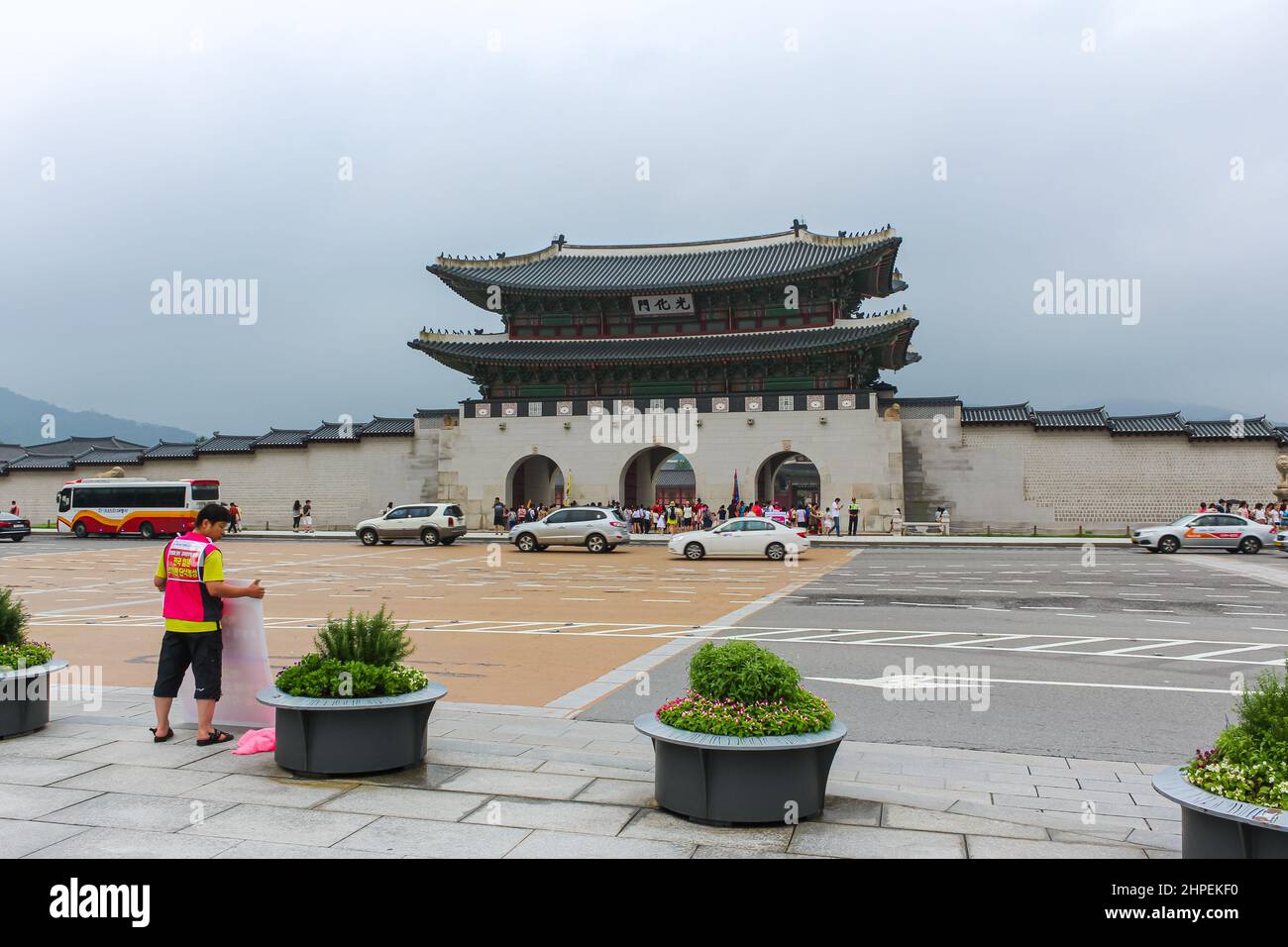 Seoul, Südkorea - 25. Juli 2020: Gwanghwamun Haupteingang zum Gyeongbokgung Palast. Wichtigster königlicher Palast der Joseon-Dynastie, cultura Stockfoto