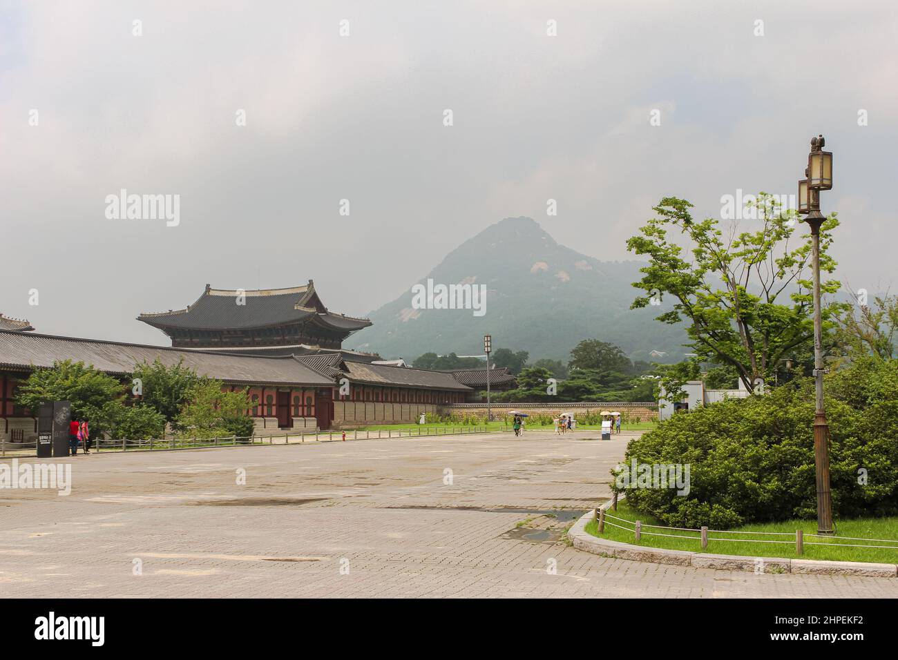 Seoul, Südkorea - 25. Juli 2020: Gwanghwamun Haupteingang zum Gyeongbokgung Palast. Wichtigster königlicher Palast der Joseon-Dynastie, cultura Stockfoto