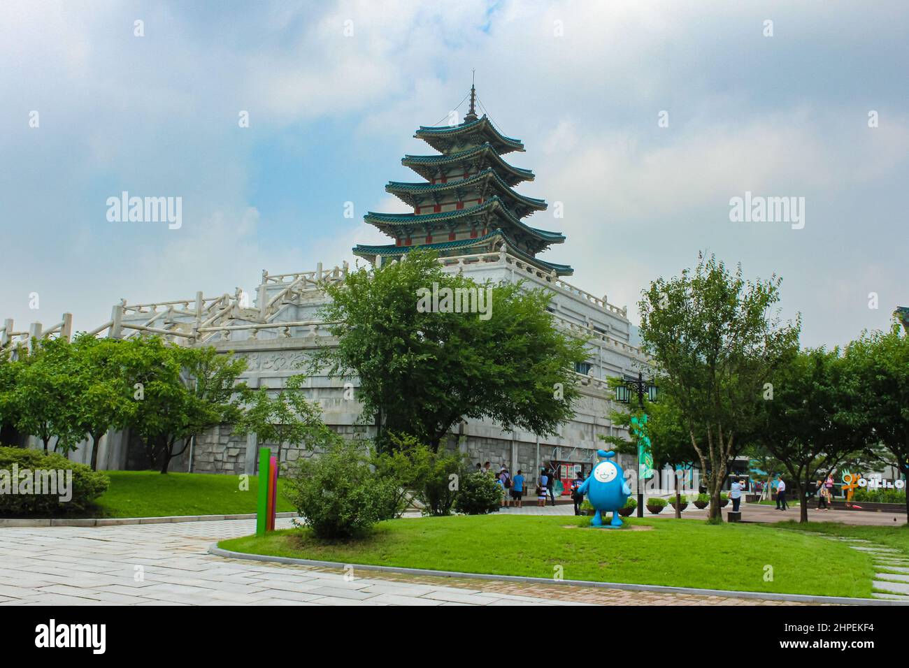 Seoul, Südkorea - 25. Juli 2020: Gyeongbokgung Palast im Herzen der koreanischen Metropole. Koreanisch-asiatische Architektur. Der wichtigste königliche Palast von Th Stockfoto