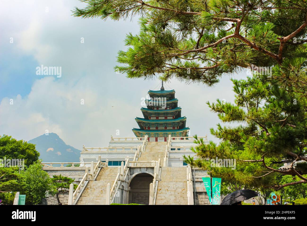 Seoul, Südkorea - 25. Juli 2020: Gyeongbokgung Palast im Herzen der koreanischen Metropole. Koreanisch-asiatische Architektur. Der wichtigste königliche Palast von Th Stockfoto