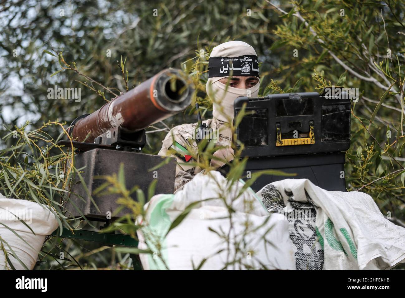 Gazastreifen, Palästina. 19th. Februar 2022. Kämpfer der Mudschaheddin-Brigaden nehmen an einer militärischen Ausbildung an einem Standort in Rafah im südlichen Gazastreifen Teil. Diese Übungen sind bereit, jede Aggression auf Gaza in der Zukunft abzuwehren. Stockfoto