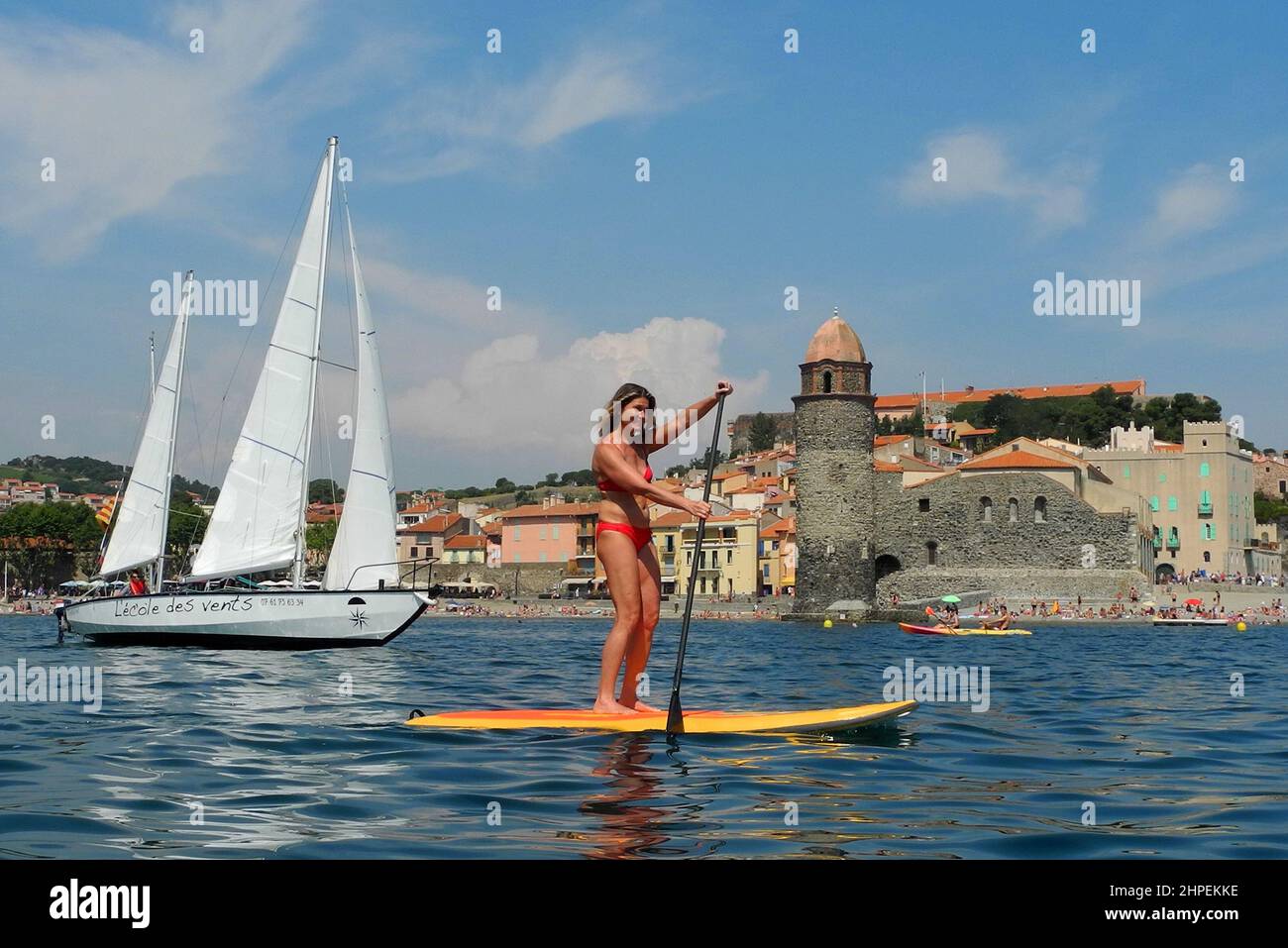 collioure frankreich pyrenäen orientales collioure junge Frau paddelnd Stockfoto