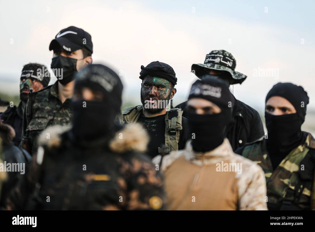 Gazastreifen, Palästina. 19th. Februar 2022. Kämpfer der Mudschaheddin-Brigaden nehmen an einer militärischen Ausbildung an einem Standort in Rafah im südlichen Gazastreifen Teil. Diese Übungen sind bereit, jede Aggression auf Gaza in der Zukunft abzuwehren. Stockfoto