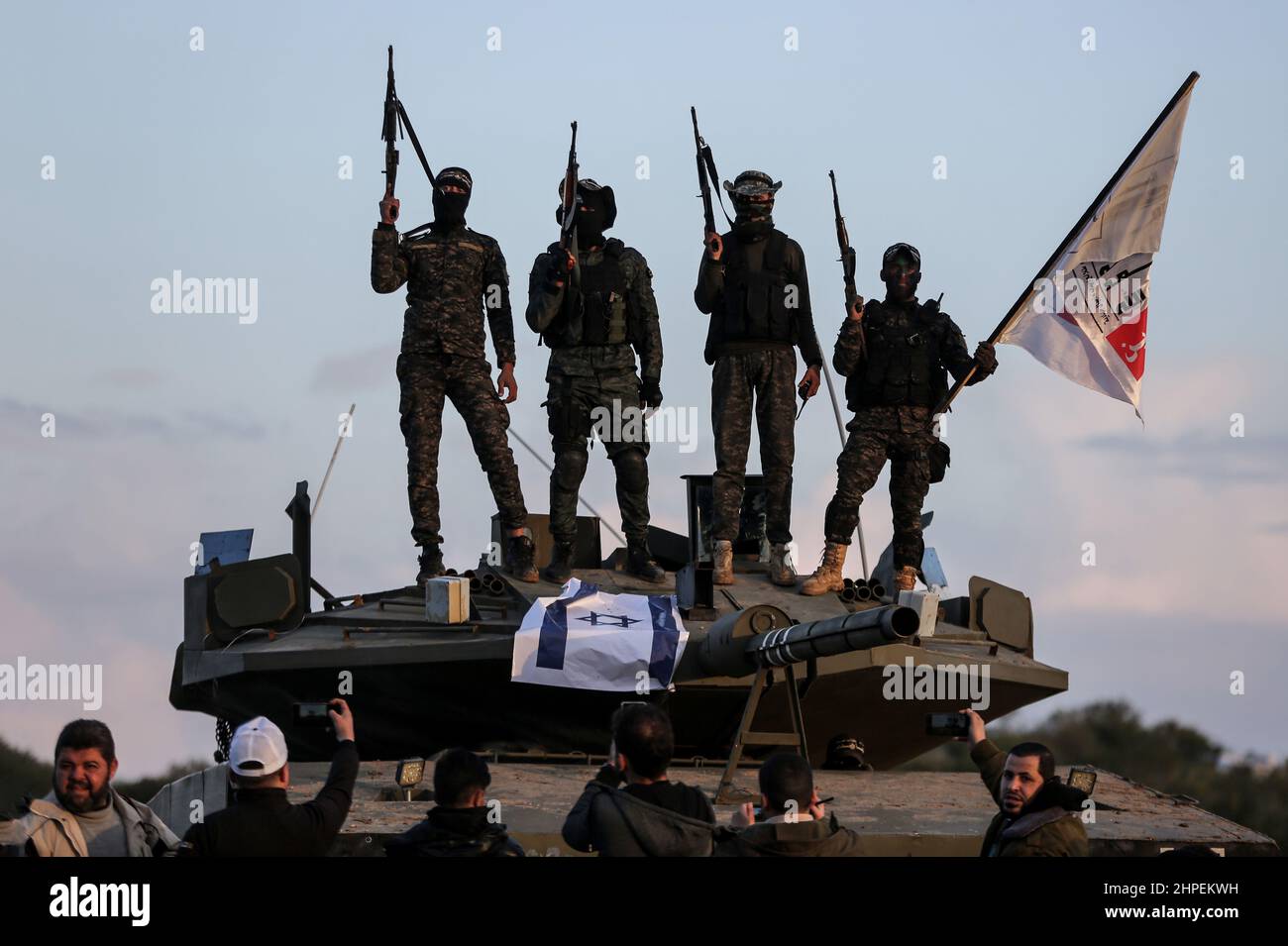 Gazastreifen, Palästina. 19th. Februar 2022. Kämpfer der Mudschaheddin-Brigaden nehmen an einer militärischen Ausbildung an einem Standort in Rafah im südlichen Gazastreifen Teil. Diese Übungen sind bereit, jede Aggression auf Gaza in der Zukunft abzuwehren. Stockfoto