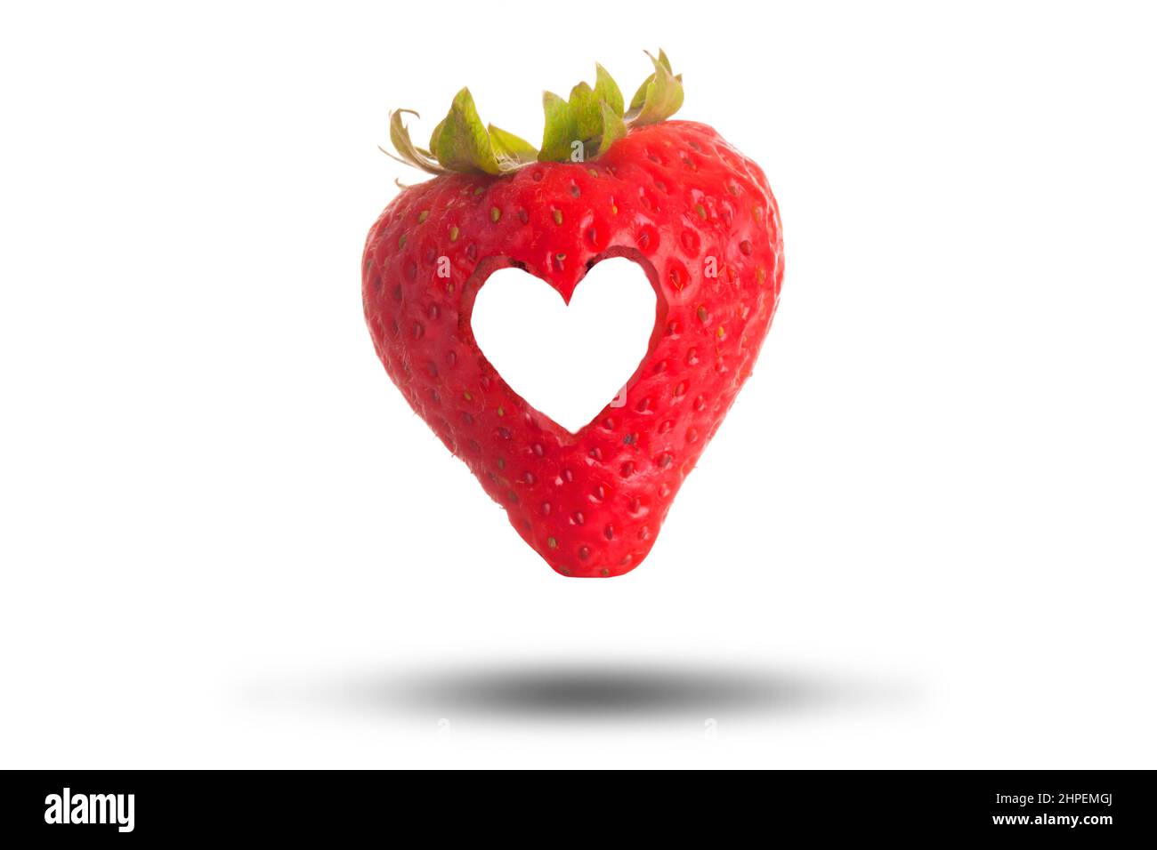Love Heart Schnitt durch eine rote Erdbeere isoliert auf einem weißen Hintergrund. Ich liebe das Konzept der frischen Früchte Stockfoto