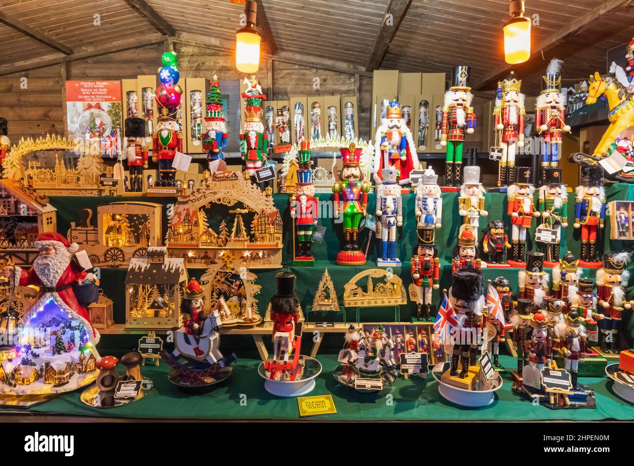 England, London, Southwark, Weihnachtsmarkt am Flussufer, Ausstellung von Weihnachtsdekorationen Stockfoto