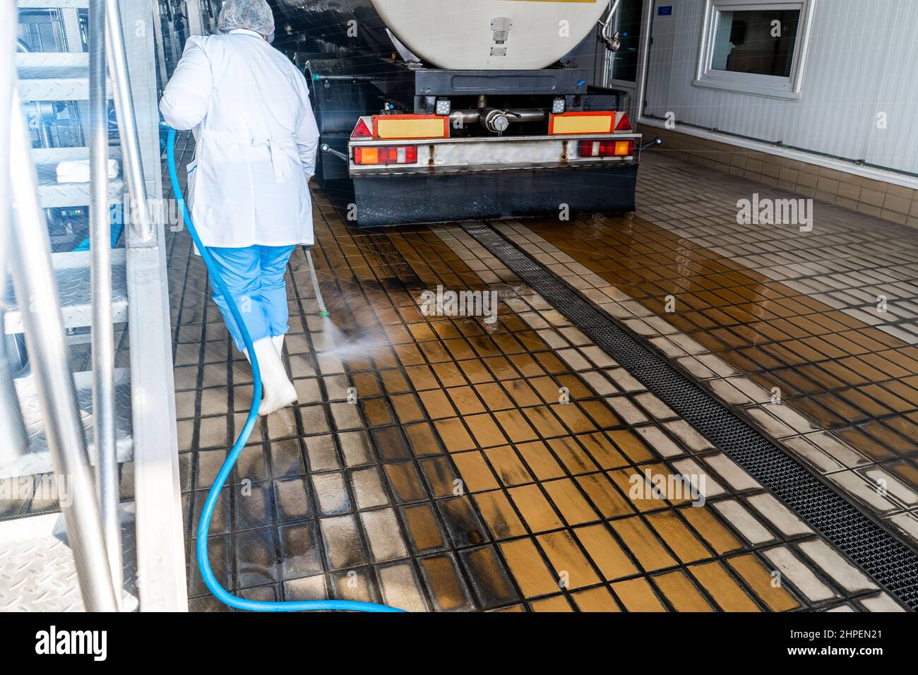 Sanitäre Behandlung des Tankwagens für die Abnahme der Rohstoffe. Stockfoto