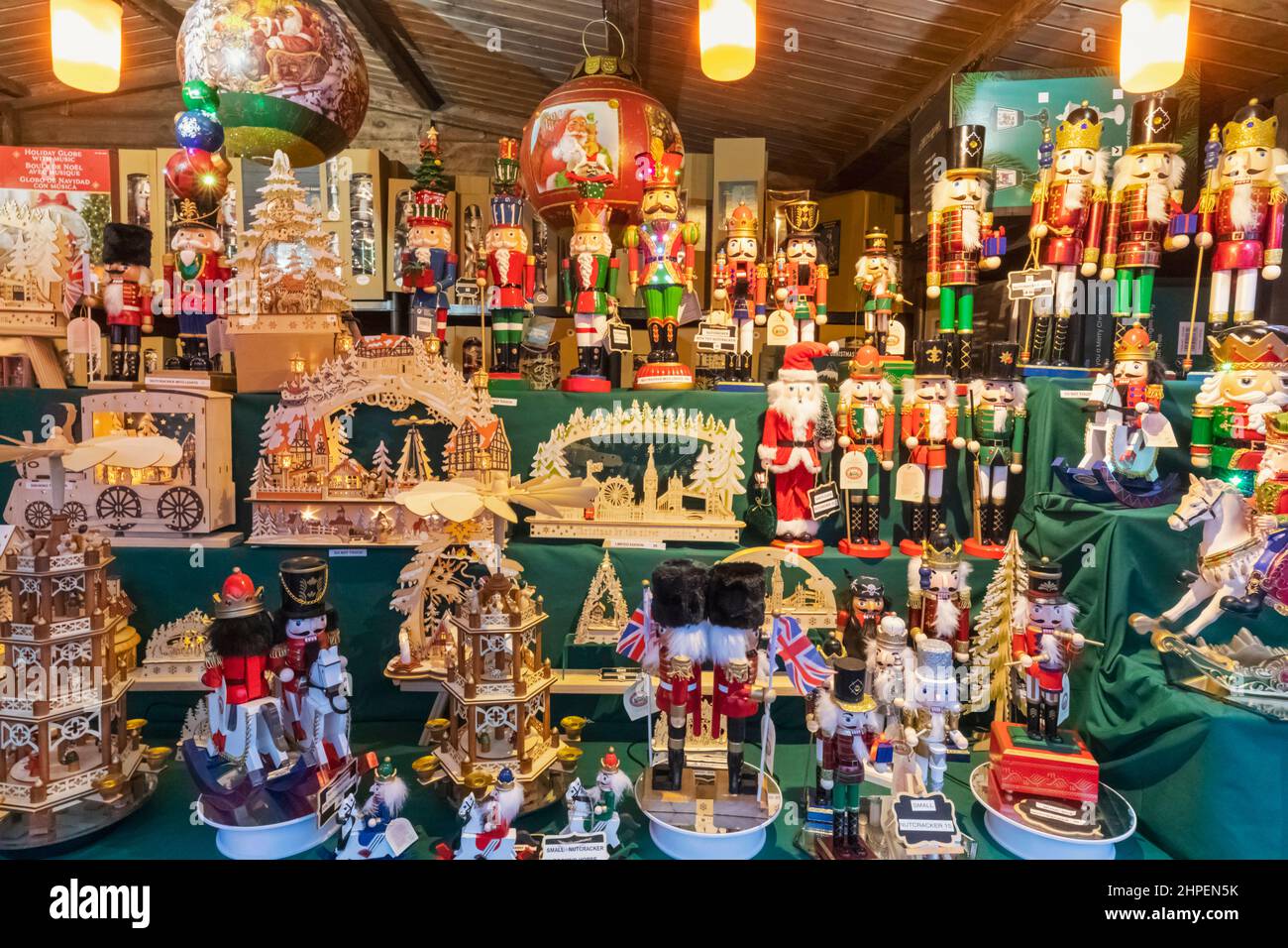 England, London, Southwark, Weihnachtsmarkt am Flussufer, Ausstellung von Weihnachtsdekorationen Stockfoto