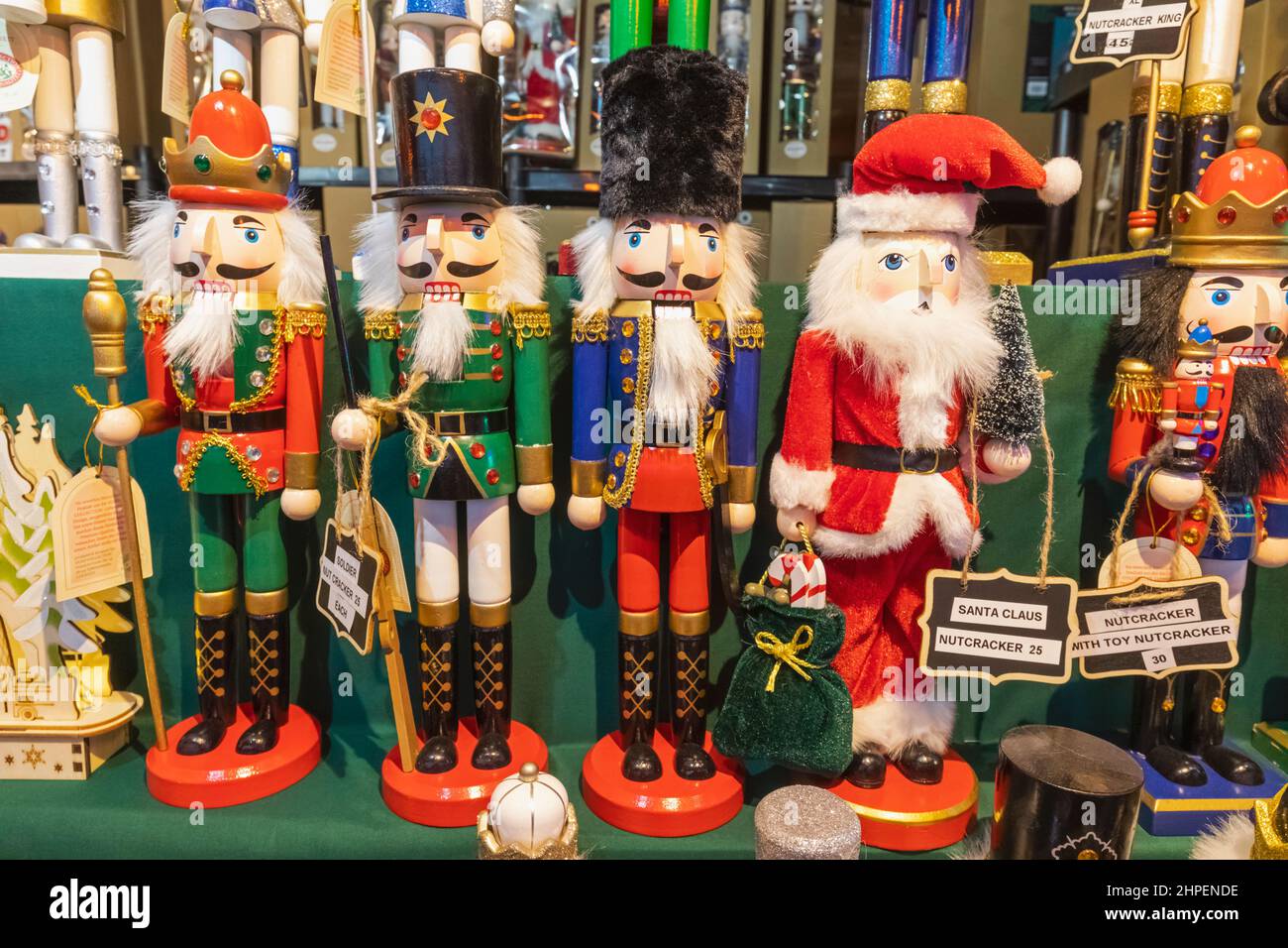 England, London, Southwark, Weihnachtsmarkt am Flussufer, Ausstellung von Weihnachtsdekorationen Stockfoto