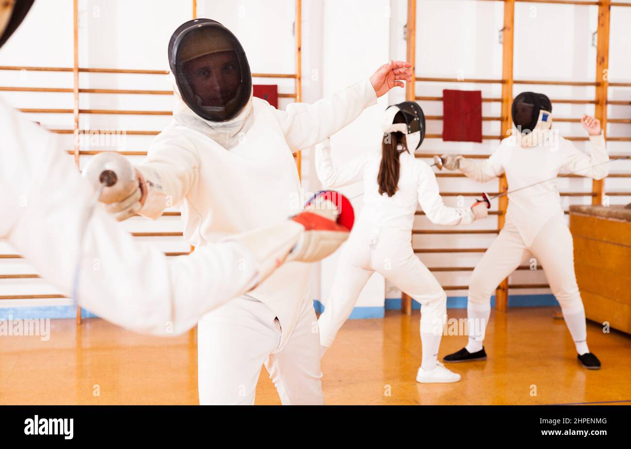 Athleten beim Fechten Training, üben Angriffsbewegungen im Duell Stockfoto