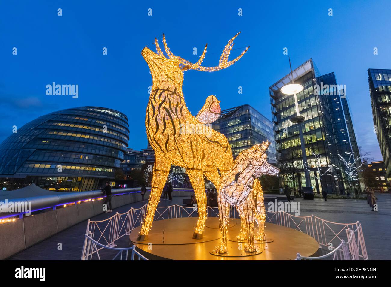 England, London, Southwark, Mehr London Riverside Complex, Weihnachtslichter mit einem Rentier Stockfoto