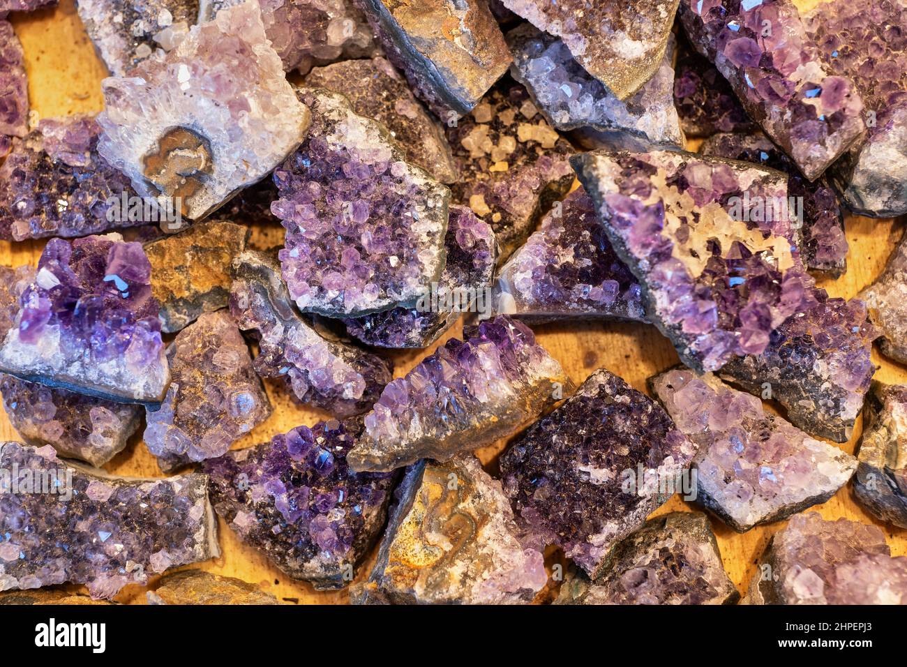 Brasilianischer Amethyst Halbedelsteine, violette und violette Quarzsorte, hartes, kristallines Mineral. Stockfoto