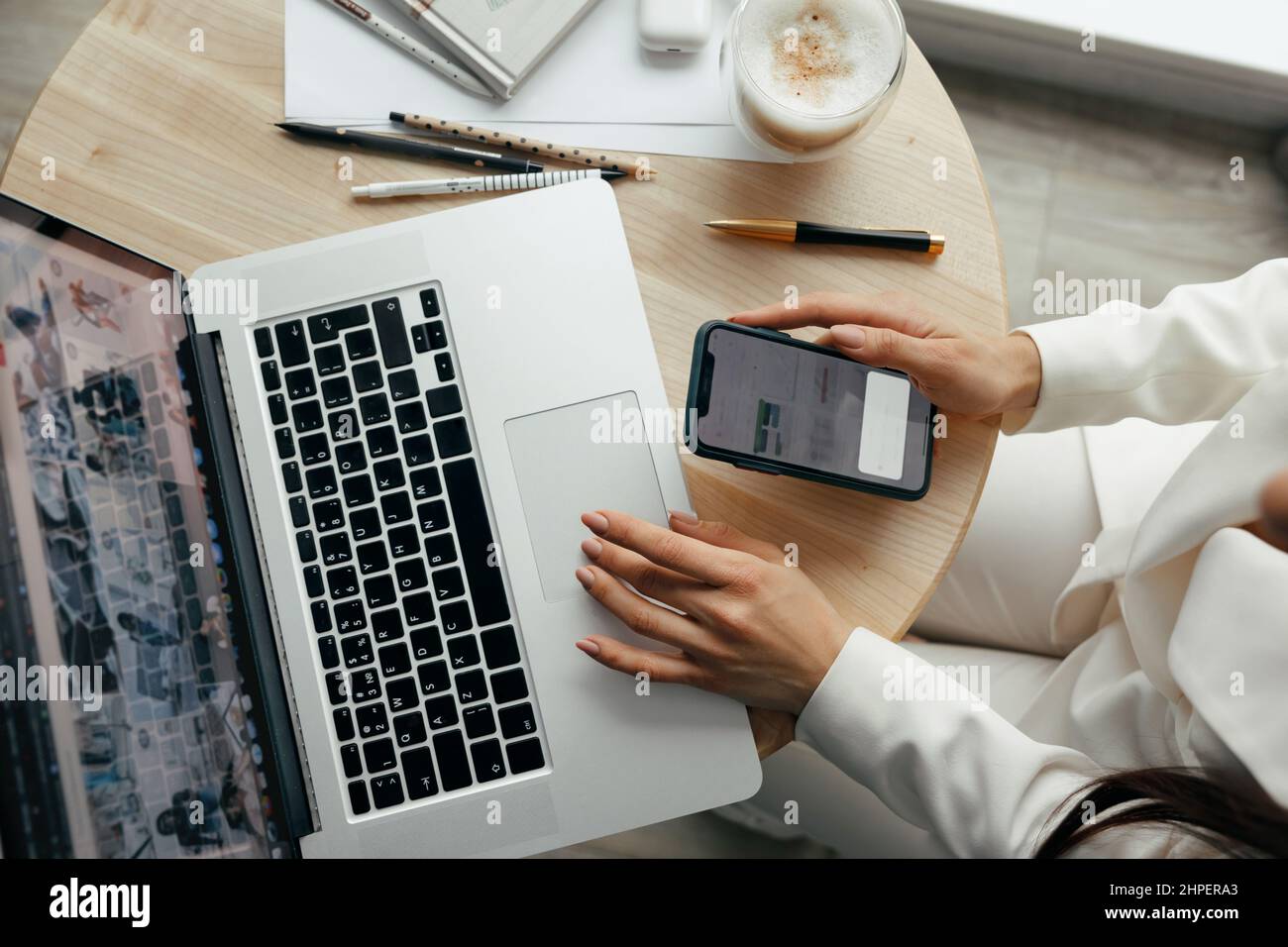 Frau, die am Laptop arbeitet, reicht die Hände aus nächster Nähe. Nahaufnahme einer weiblichen Hand, die mit dem Tippen auf einem Laptop beschäftigt ist. Stockfoto