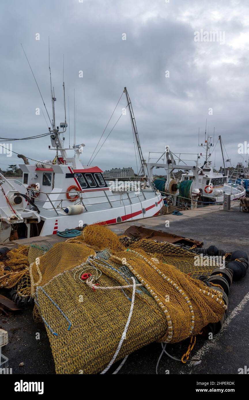 Fischerhafen Barfleur im französischen Departement La Manche in der Normandie mit Trawlern am Kai Stockfoto
