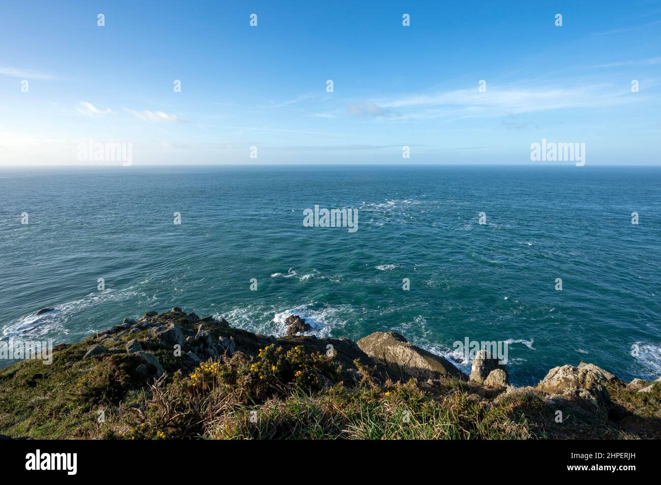 Wilde Küste der Normandie-Küste auf der Halbinsel Cotentin rund um die Klippen von Jobourg nahe dem Kap La Hague Stockfoto
