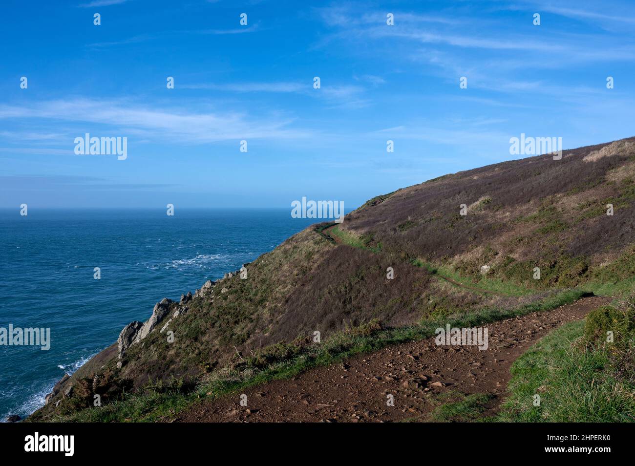 Wilde Küste der Normandie-Küste auf der Halbinsel Cotentin rund um die Klippen von Jobourg nahe dem Kap La Hague Stockfoto