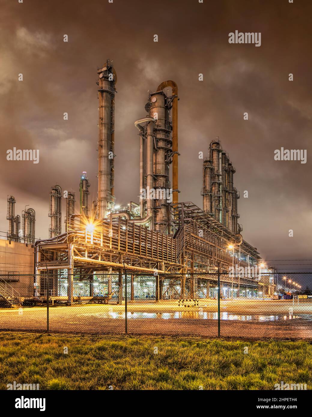 Nachtansicht der petrochemischen Produktionsanlage mit Rauchwolken, Hafen von Antwerpen Stockfoto